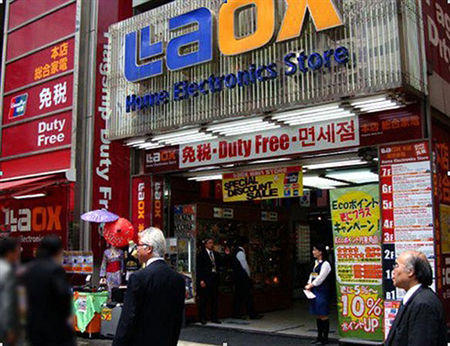 东京有好多所谓的免税店,旅行团经常去,要注意有一些是台湾或大陆人开的,里边东西会很贵,也可能有一些假货。东京大的商场只要你免税品买满10800都能免税,根本不存在免税店的说法。Laox电器以前是老牌日本电器店,现在已经是苏宁控股了,专做游客生意。