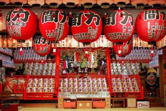 不要对秋叶原的纪念品抱太大希望。秋叶原外国游客很多,经典的纪念品早已卖完,剩下的一般只有最新推出的或者是滞销品,御宅族必须作好思想准备。